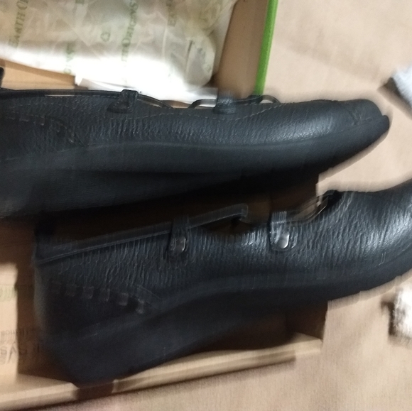 Earth Origin Shoes - Picture 3 of 5